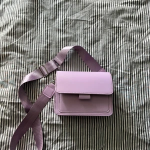 Axelremsväska - Fin axelremsväska i utmärkt skick. Köp gärna bundle och få då extra rabatt, jag behöver bli av med allt🫶