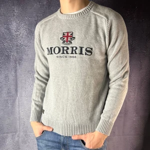 Morris grovstickad tröja - Morris grovstickad tröja. Storleken är M. Modellen på bilden är 186 cm 73kg. Skicket är 9/10🙌