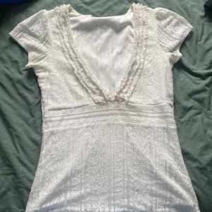 Spets topp - Jättefin spelstopp men v ringning från Kappahl som tyvärr är för liten, ett litet hål i spetsen på ena axeln men brukar inte märkas när den är på!