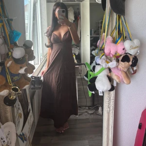 långklänning - Jättefin brun klänning till sommaren! Klänning är endast abvänd ett fåtal gånger, ser ut som ny och är in till ny🤎
