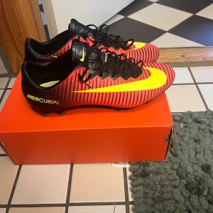 Nike mercurual vapor 11 elite fg - Säljer ett par Nike mercurual vapor 11 elite fg i storlek 40 de är använda några gånger men är i väldigt bra skick. Skon är väldigt sälsynt och modellen är svår och få tag i.