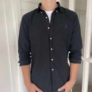 Polo ralph lauren skjorta  - En riktigt snygg polo ralph lauren i storlek L. Skjortan är i väldigt bra skick. Modellen är 183 cm. Hör av er vid frågor