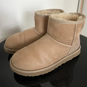 Beiga UGG boots, storlek 38 - Klassiska UGG boots i beige mocka med mjukt och fluffigt foder i fårskinn. Stl 38. 