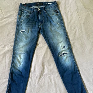 Replay Anbass - Snygga Replay Anbass jeans med riktigt fet tvätt med slitningar på benen. Stretchigt material för extra komfort. Sparsamt använda så riktigt bra skick. 31 W och 32 L. Priset är ej ristat i sten så kom med bud💪🏼