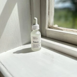 The Ordinary Serum - The Ordinary Hyaluronic Acid Serum. Säljs pga att den inte funkar för mig. Lite mer än halva kvar, ca 85-90% (se bild). Köptes för nypris 230kr! FÖRST TILL KVARN!