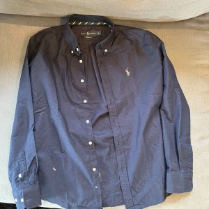 Mörkblå skjorta från Ralph Lauren M - Säljer denna ralphlauren skjorta. Storlek M, riktigt bra skick, vid minsta lilla fråga skriv👍