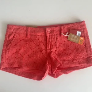 Korallrosa spets-shorts  - Lågmidjade shorts med spets, helt nya!
