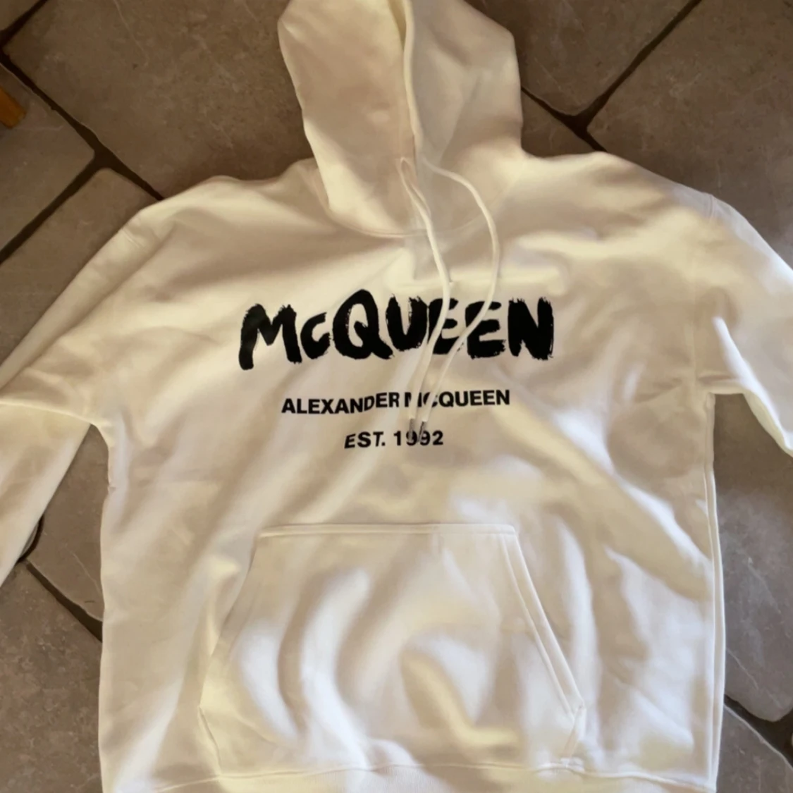 Vit hoodie från Alexander McQueen
