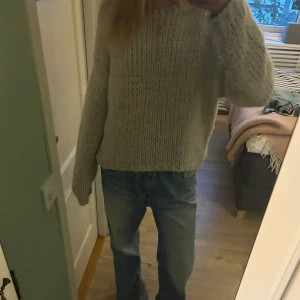 Beige stickad tröja från Zara - Mysig beige stickad tröja från Zara i storlek M. Tröjan har en loose passform, grovstickat material och långa ärmar. Perfekt för lager-på-lager och chill dagar. Enkel att matcha med jeans eller kjol för en avslappnad look.