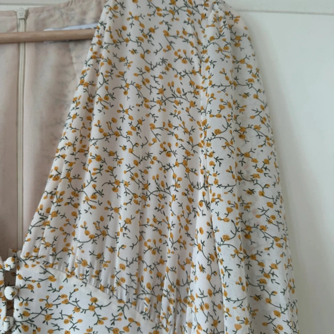 Lång blommig klänning med v-ringning - 2