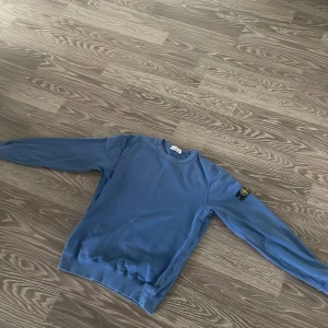 Blå sweatshirt från Stone Island Junior - Säljer en blå sweatshirt från Stone Island Junior. Den passar mig som är 180.