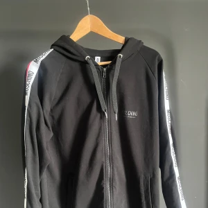 Moschino tröja - Moschino hoodie som inte längre passar. Storlek M. Nypris runt 3000 tusen.