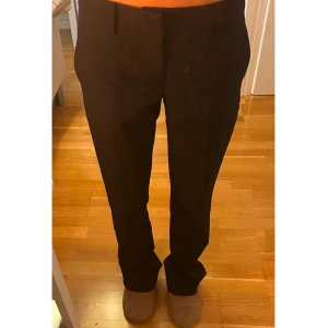 Svarta bootcut kostymbyxor från BikBok - Säljer dessa svarta kostymbyxor från BikBok. De är bootcut och lågmidjade. Har använt dom 1 gång. Säljer dom pga att de inte kommer till användning då dom är för stora för mig. Nypris är 500kr. 