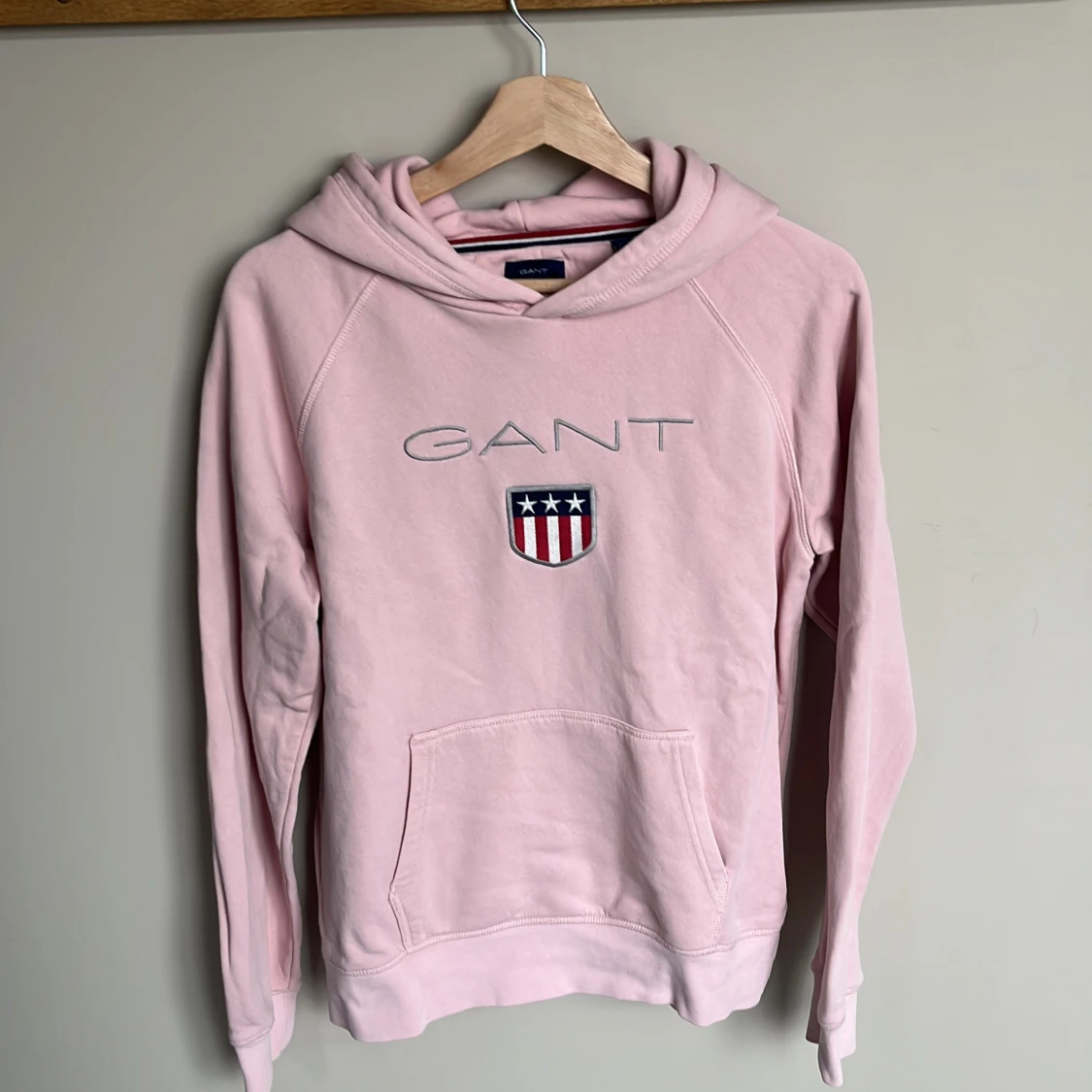 Ljusrosa hoodie från GANT med logga