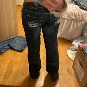 Mörkblå jeans från Victoria Beckham -  SUPER SNYGGA raka jeans från victoria Beckham med låg midja! jag är 164 och brukar ha 36/38! ❤️skriv om ni har frågor 🥰🥰har sytt ut nertill själv för att gör dem lite mer bootcut, älskar dessa jeans, men är lite stora!