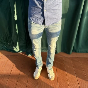 Dondup George  - Säljer nu dessa feta dondup jeans, till super pris! Storlek 32 men passar 30. Med snygga slitningar!