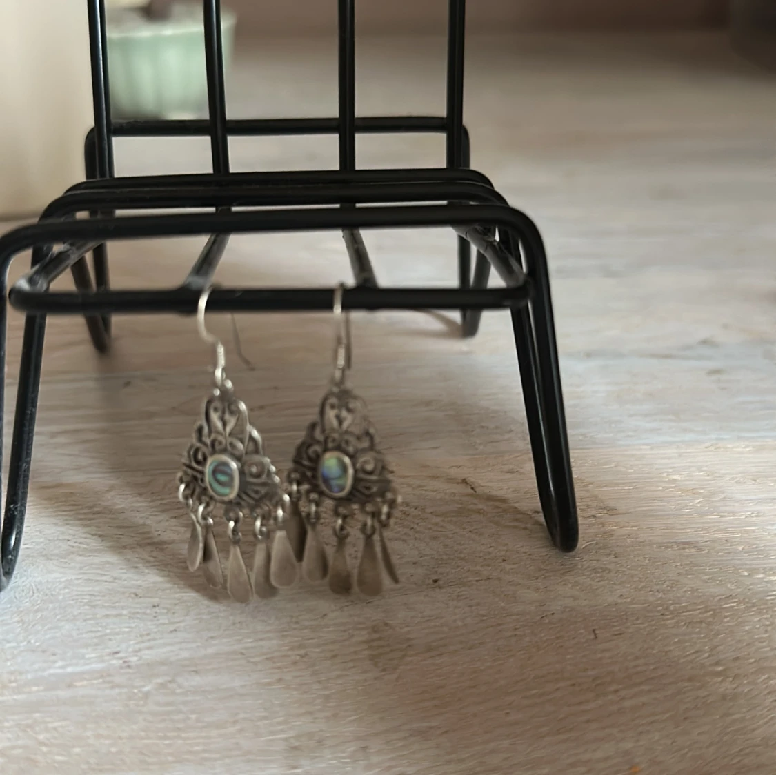 Silvriga boho örhängen med pärldetalj