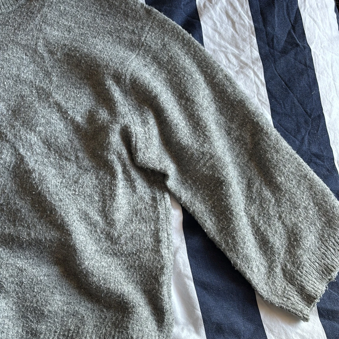 Grå stickad tröja med rund hals - 1