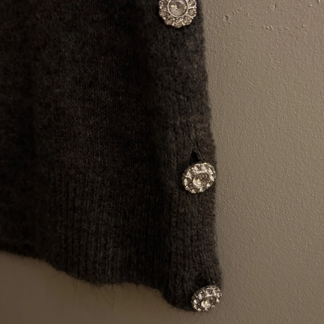 Mörkgrå stickad väst med glittriga knappar - 3