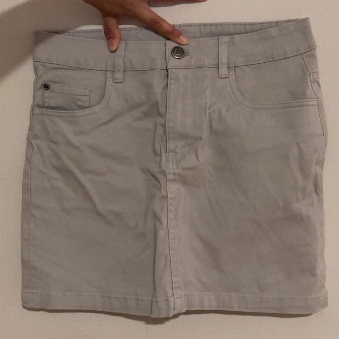 Beige kortkjol med fickor - 2