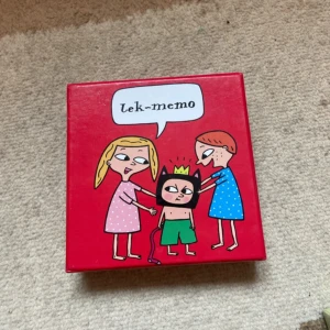 lek-memo - Ett färgglatt och roligt memoryspel med 28 brickor, perfekt för 2–4 spelare. Illustrationerna är lekfulla och fantasifulla, vilket gör spelet extra kul för unga och unga vuxna som gillar utmaningar och skratt tillsammans med vänner.