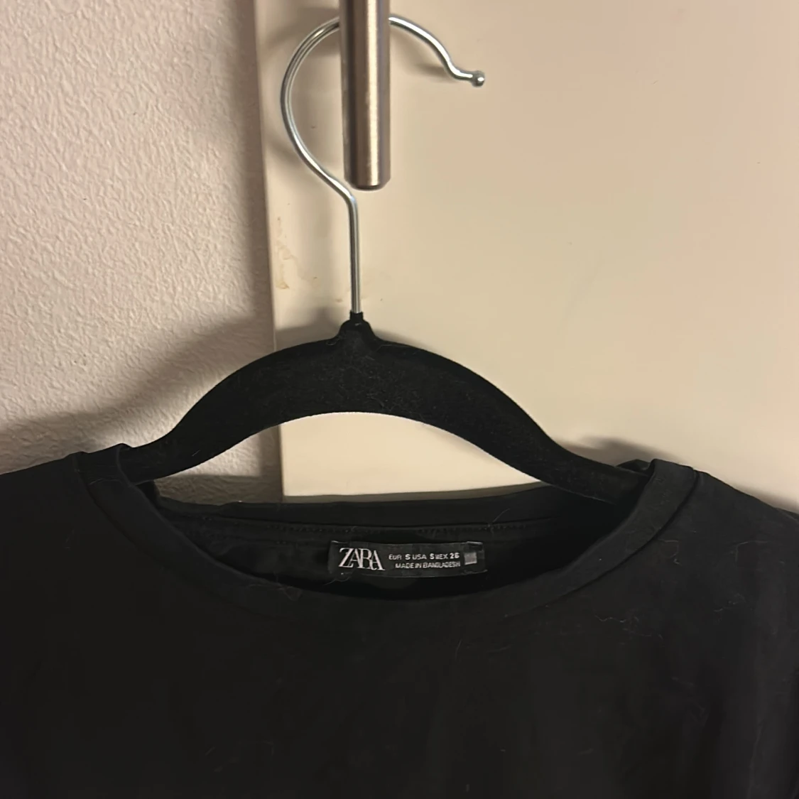 Svart croppad topp från Zara - 1