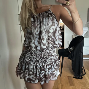 Zebra klänning - Supersöt kortklänning med zebramönster från Zara! Helt slutsåld, säljer då den inte kommer till användning! Hör av dig för fler bilder🩷