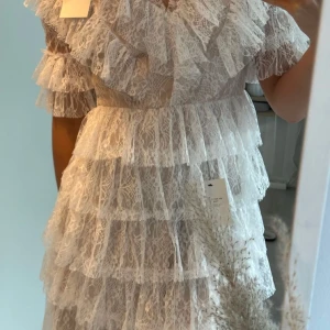 By malina sky dress  - Säljer en By Malina-klänning Storlek S, helt oanvänd! Underbar klänning som passar till alla typer av tillfällen 💞 Snabb leverans 🥰❤️ 