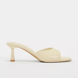 Vaniljgula klackskor från Zara - Snygga klackskor från Zara i vaniljgult med trendig fyrkantig tå och låg klack. Skorna har ett flätat mönster i syntetmaterial som ger en lyxig känsla. Perfekta för att lyfta din sommarlook med en stilren och modern touch.