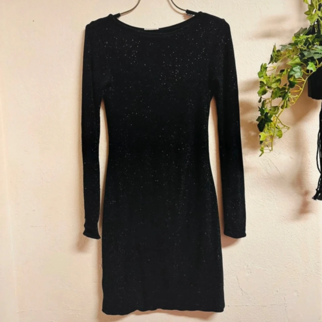 Svart Stretchig glitterklänning från Ida Sjöstedt – figurnära partymodell - Storlek 36/Small