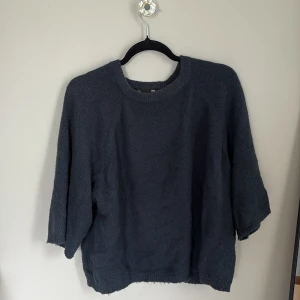 Stickad tröja - Stickad tröja från lager 157, storlek M. Knappt använd och inga defekter. Behöver rensa ut kläder, därav det låga priset. Pris kan diskuteras