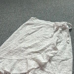 Söt volang kjol stl 34, från bubbleroom - Söt volangkjol med fina detaljer, en rosett på sidan och volanger. Kjolen är ifrån bubbleroom i stl 34. Använd fåtal gånger så den är i fint skick.