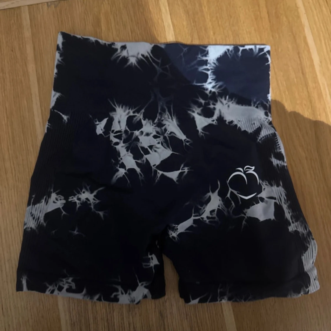 Svarta tie-dye shorts 
