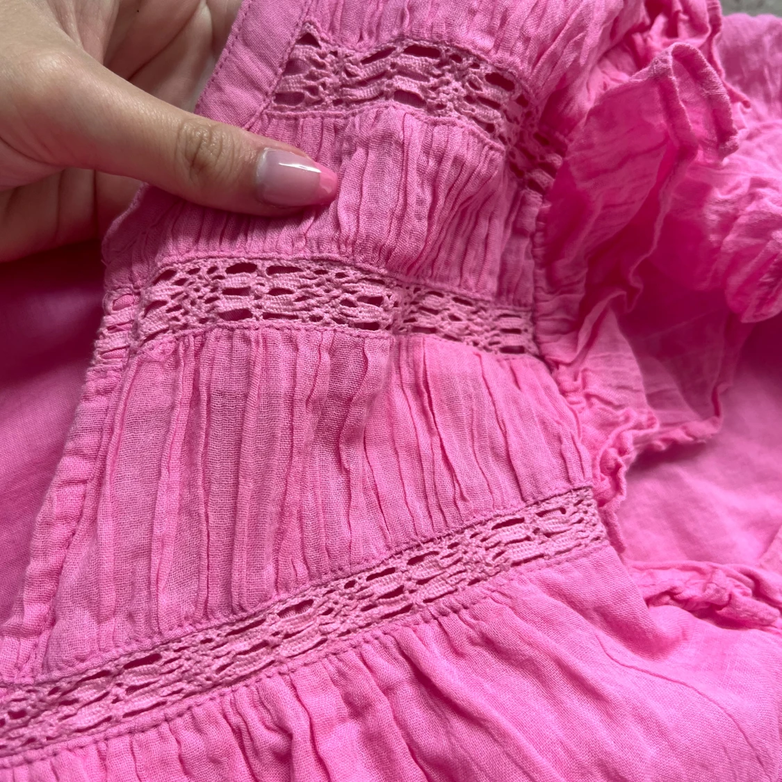 Rosa blus med volang från Gina Tricot - 1