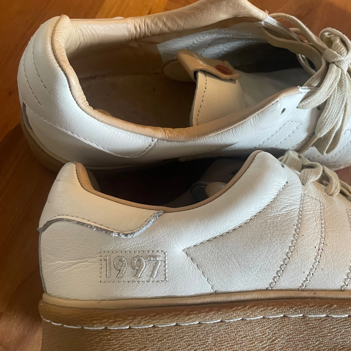 Vita Adidas Superstar sneakers i skinn - 1