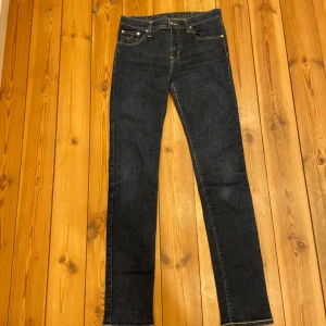 Jacob Cohën mörkblå slim fit jeans - Snygga mörkblå jeans från Jacob Cohën i klassisk femficksmodell. Jeansen är handgjorda i Italien och har slim passform med smala ben. Materialet är mjukt denim med snygga kontrastsömmar och diskret broderad logga på myntfickan. Skicket är 9/10 nästan inte andvända bara två gånger. Säljer dessa för att de inte passar längre.                                                     (Skriv om ni undrar något!)