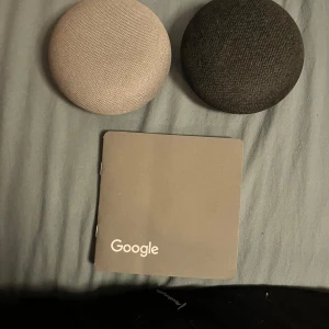 Google Home Mini Quick Start Guide - En stilren och enkel guide från Google som hjälper dig att snabbt komma igång med din Google Home Mini. Perfekt för dig som vill styra musik, smarta hemmet och mycket mer med rösten. Passar teknikintresserade unga vuxna och nyfikna nybörjare. Tyvärr borttappad laddare men det är enkelt köpa nytt därav det billiga priset