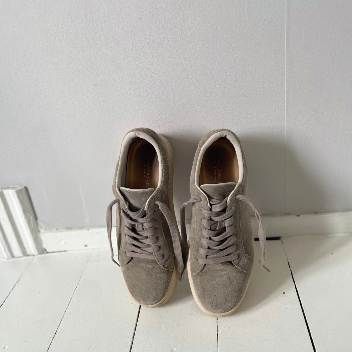 Grå mockasneakers från Vagabond