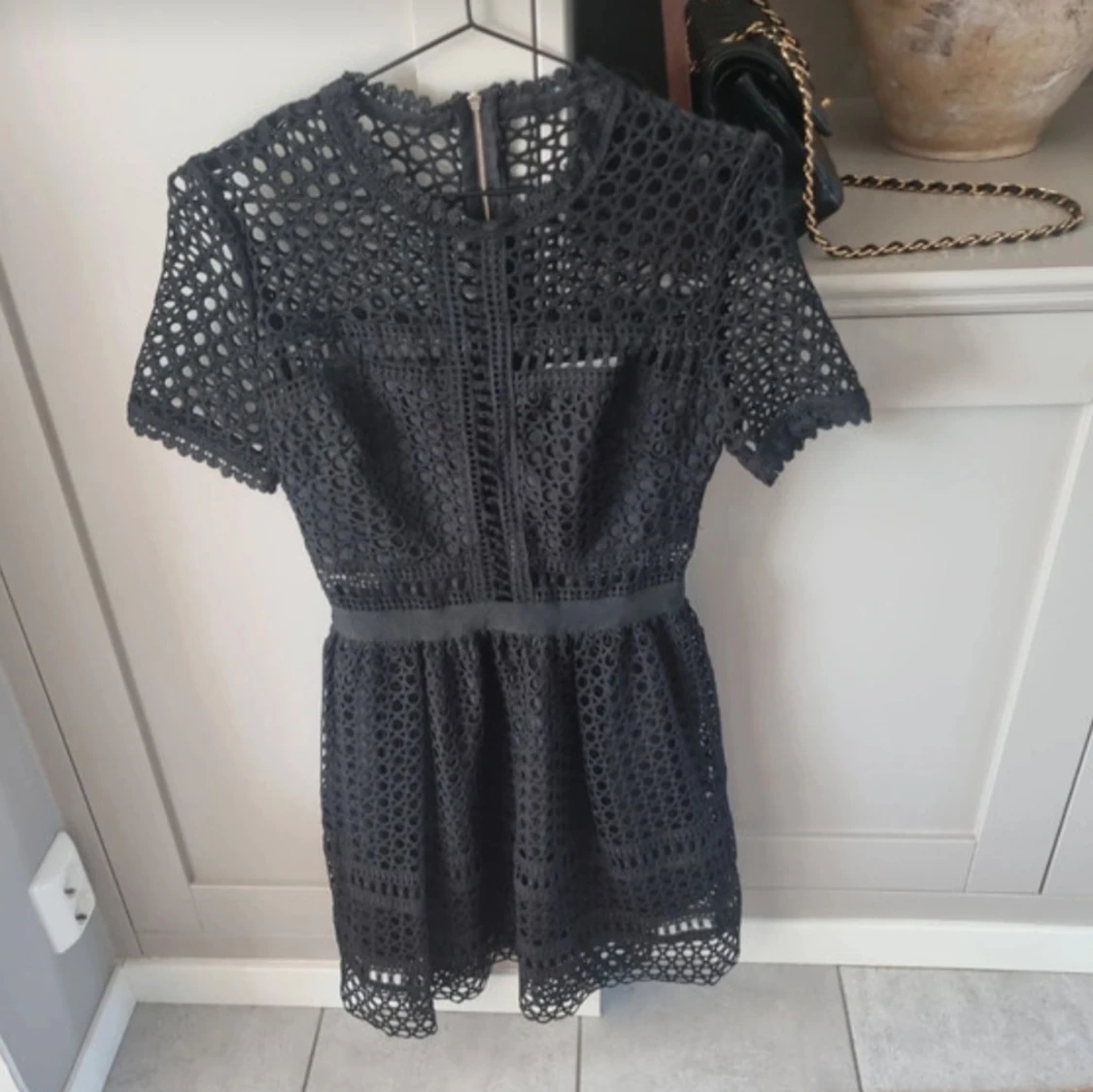 Svart kort klänning med spetsdetaljer