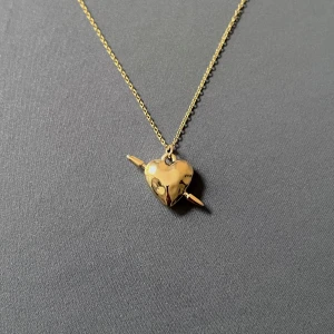 Tuvstarr’s Heart - Maria Nilsdotter Inspired Necklace  - 40 + 5 cm. Rost- & nickel-fri gold-plated stainless steel.