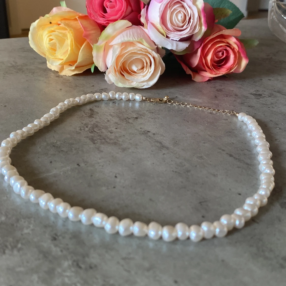 Klassiskt pärlhalsband med guldlås - 1