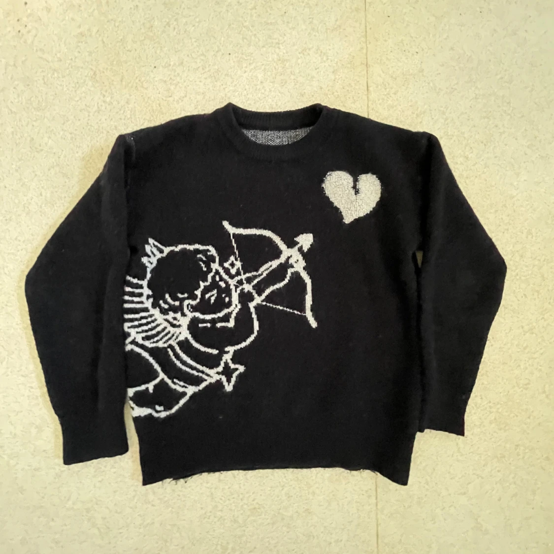 Svart stickad tröja med ängel och hjärta - 2