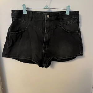 H&M divided svarta hög midja shorts stl 42 - hög midja på dessa jeans shorts. Fläckar förekommer på framsidan (har endast försökt få bort i vanlig skonsam tvätt men någon annan kanske orkar försöka mer 😊)