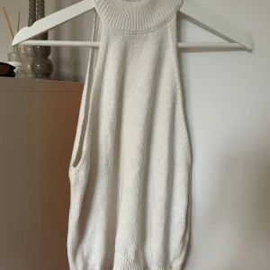 Stickad topp vero moda - Stickad halternecktopp från vero moda i bra skick använd några gånger, inga defekter.