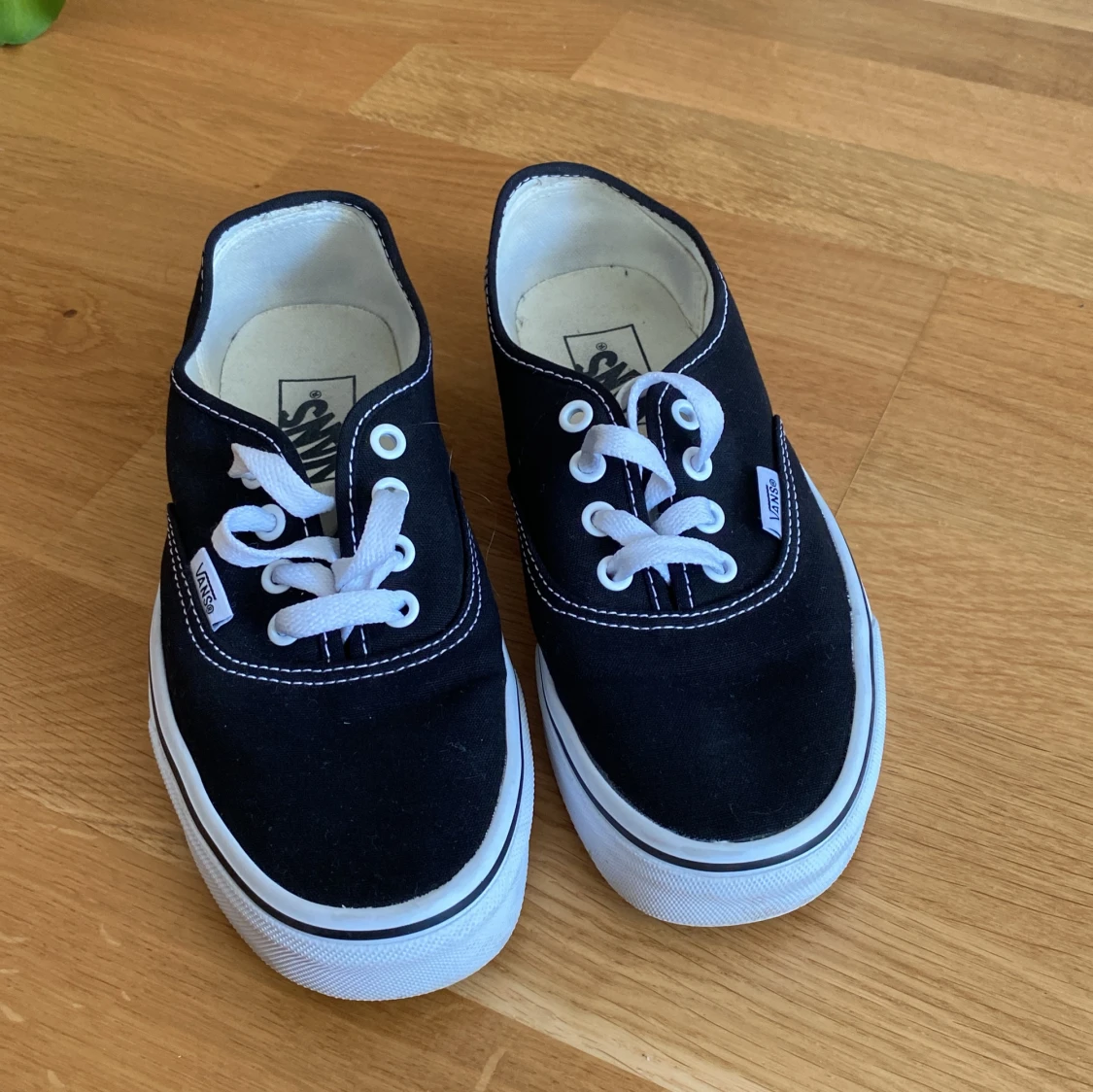 Svarta Vans sneakers med vit sula