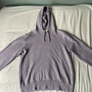 Grå kashmirhoodie från Sayless - Mjuk och lyxig grå hoodie i kashmir från Sayless. Tröjan har huva med snörning, långa ärmar och ribbade muddar. OBS i tröjan står det storlek M fast den sitter mer som en S. Den är i mycket bra skick och priset går att diskutera. Skriv i PM för fler frågor om tröjan. 