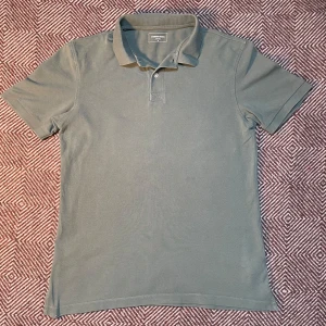 Grön Dressmann pikétröja - Grön pikétröja från Dressmann | Storlek M | Passar även S | Bekväm under varma sommardagar | Pris: 65 kr