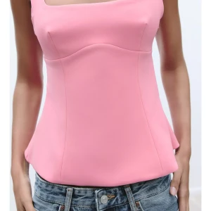 Rosa korsettopp med rosett - Supersöt rosa korsettopp från zara med breda axelband och en stor rosett i ryggen. Helt ny, aldrig använd. Säljer då den inte passar så bra på mig. Hör av er om ni har några frågor!💕