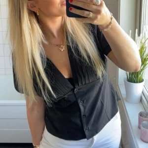 T-shirt  - Säljer denna t-shirt blus då jag använt den 1 gång men kommer inte få användning av mer! Super skön och luftig! 