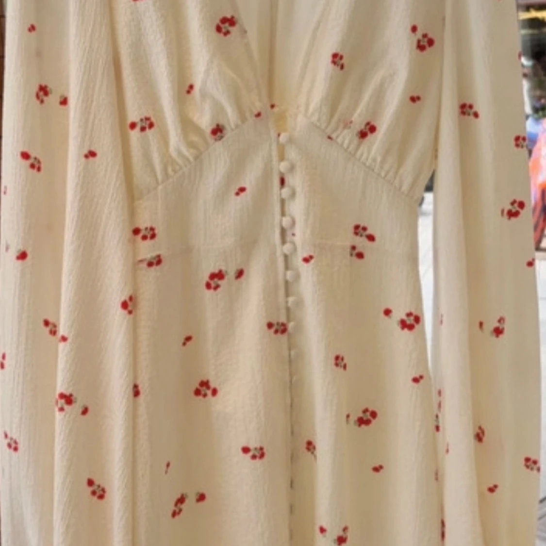 Vit blommig kortklänning med knappar - 1